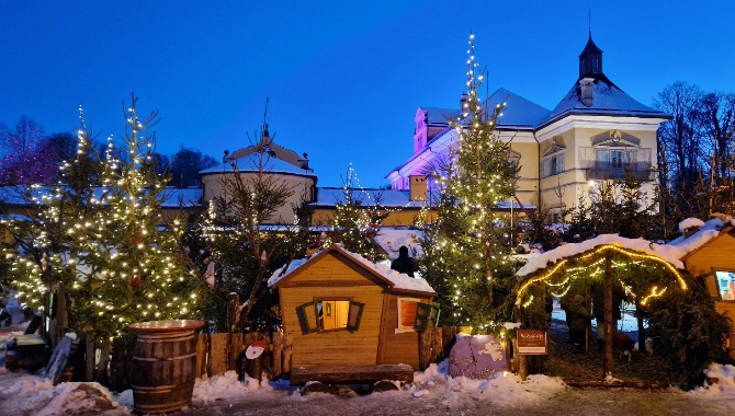 Weihnachtsmarkt beleuchtet bei Nacht