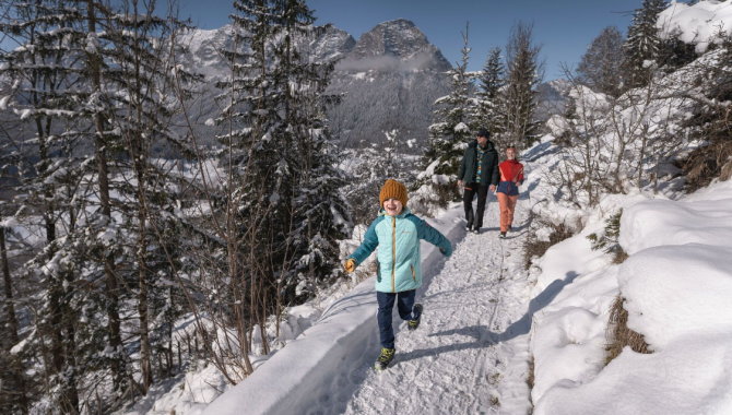Winterwanderung einer Familie