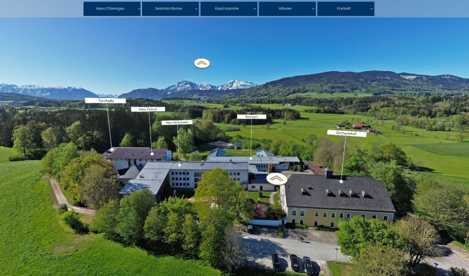 Screenshot der interaktiven 360°-Panoramaansicht vom Haus Chiemgau mit Umgebung und Menü zur Steuerung.