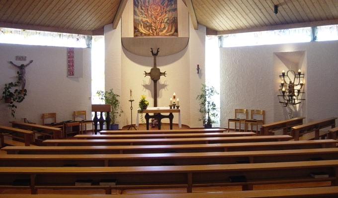 Innenansicht der Kapelle im Haus Chiemgau – ein Ort der Ruhe und Besinnung.