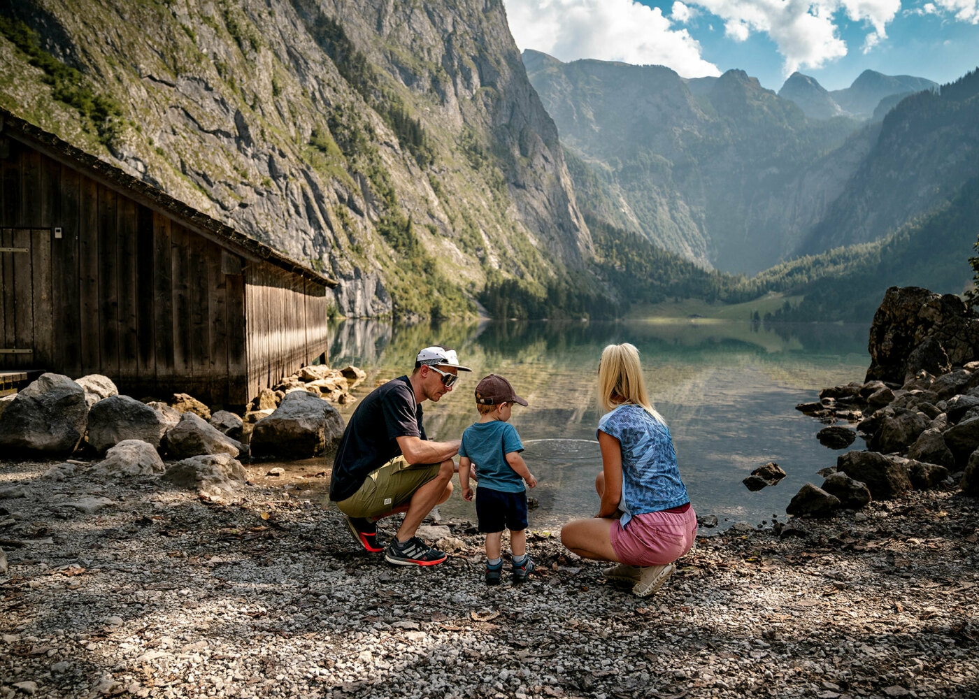 Familie am Königssee im Berchtesgadener Land mit kleiner Hütte direkt am See.