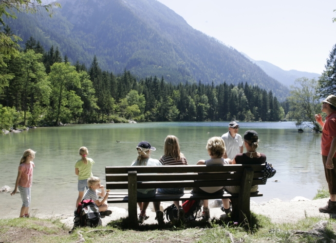 Familie mit Kindern am See beim Baden.
