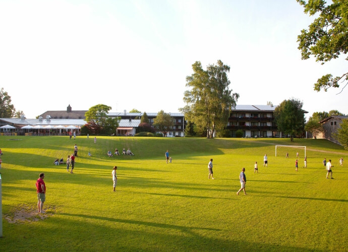 Fußballfeld am Haus Chiemgau mit Spielenden Kindern / Familien.
