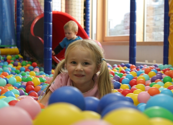 Kleines Mädchen beim Spielen im Bällebad.