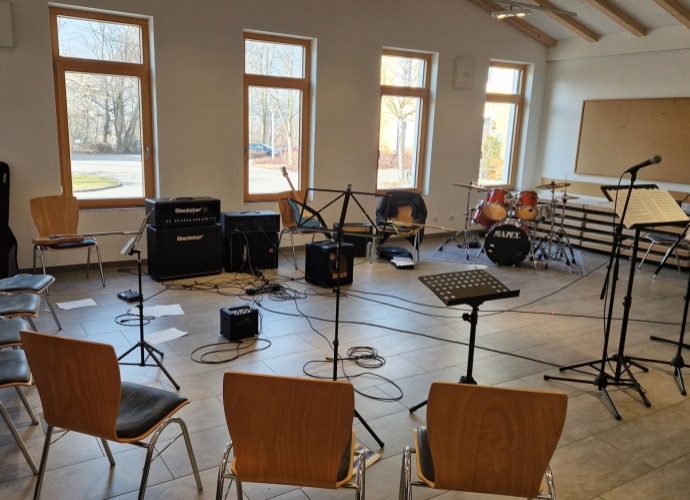 Chor-Proberaum im Haus Chiemgau mit Instrumenten.