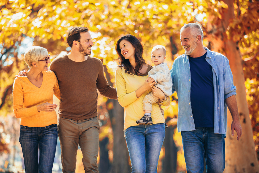 Familie beim Herbstspaziergang 3 Generationen