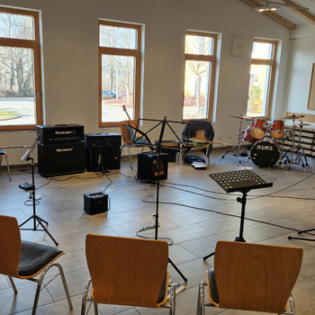 Musikinstrumente im Raum 